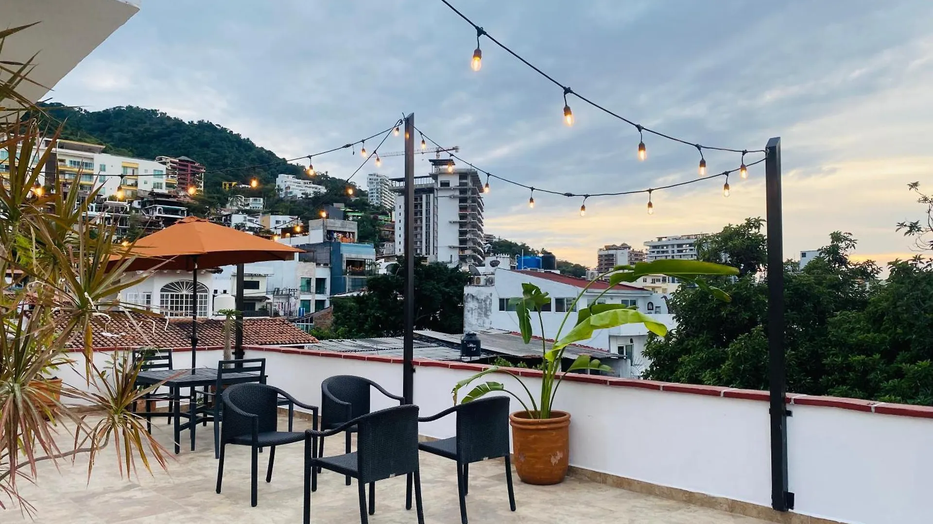 Apartments 6 Blocks To Beach, Roof Terrace With Spa Tub & Bbq プエルトバラータ