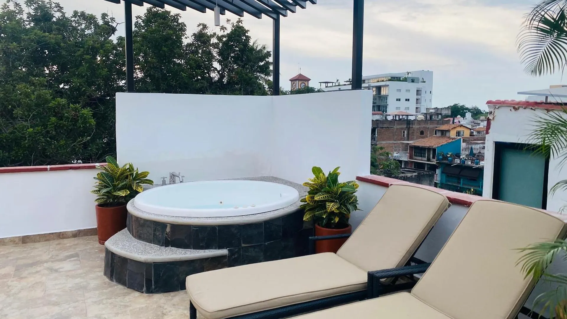 Apartments 6 Blocks To Beach, Roof Terrace With Spa Tub & Bbq プエルトバラータ