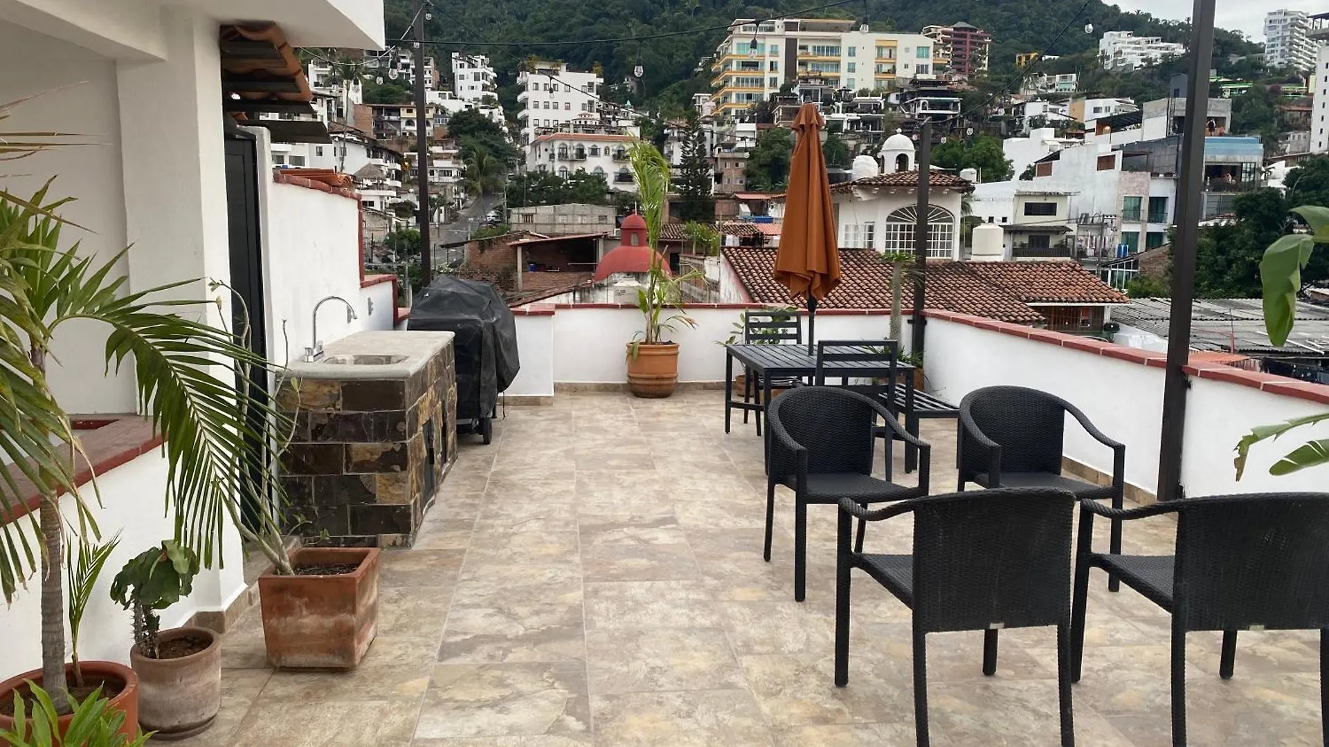 Apartments 6 Blocks To Beach, Roof Terrace With Spa Tub & Bbq プエルトバラータ