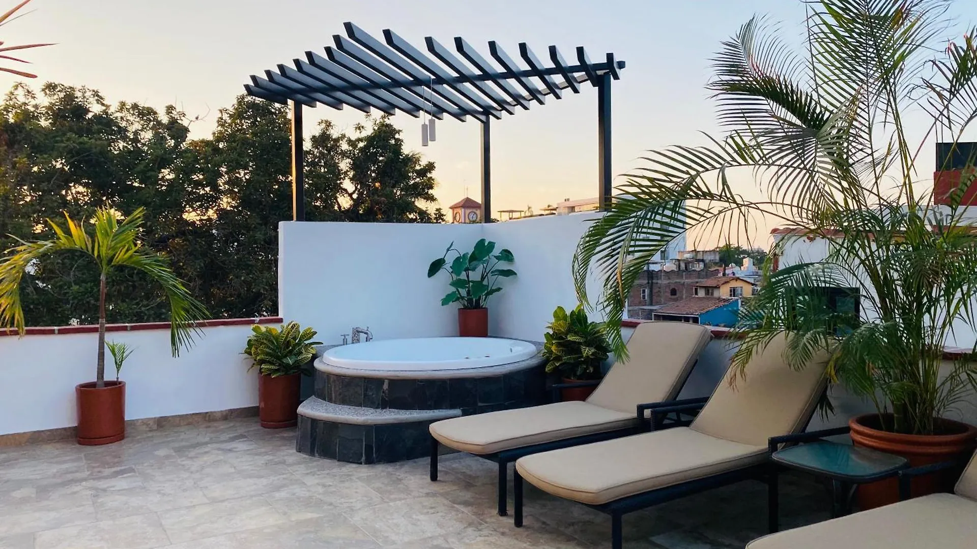 Apartments 6 Blocks To Beach, Roof Terrace With Spa Tub & Bbq プエルトバラータ 0*,  メキシコ