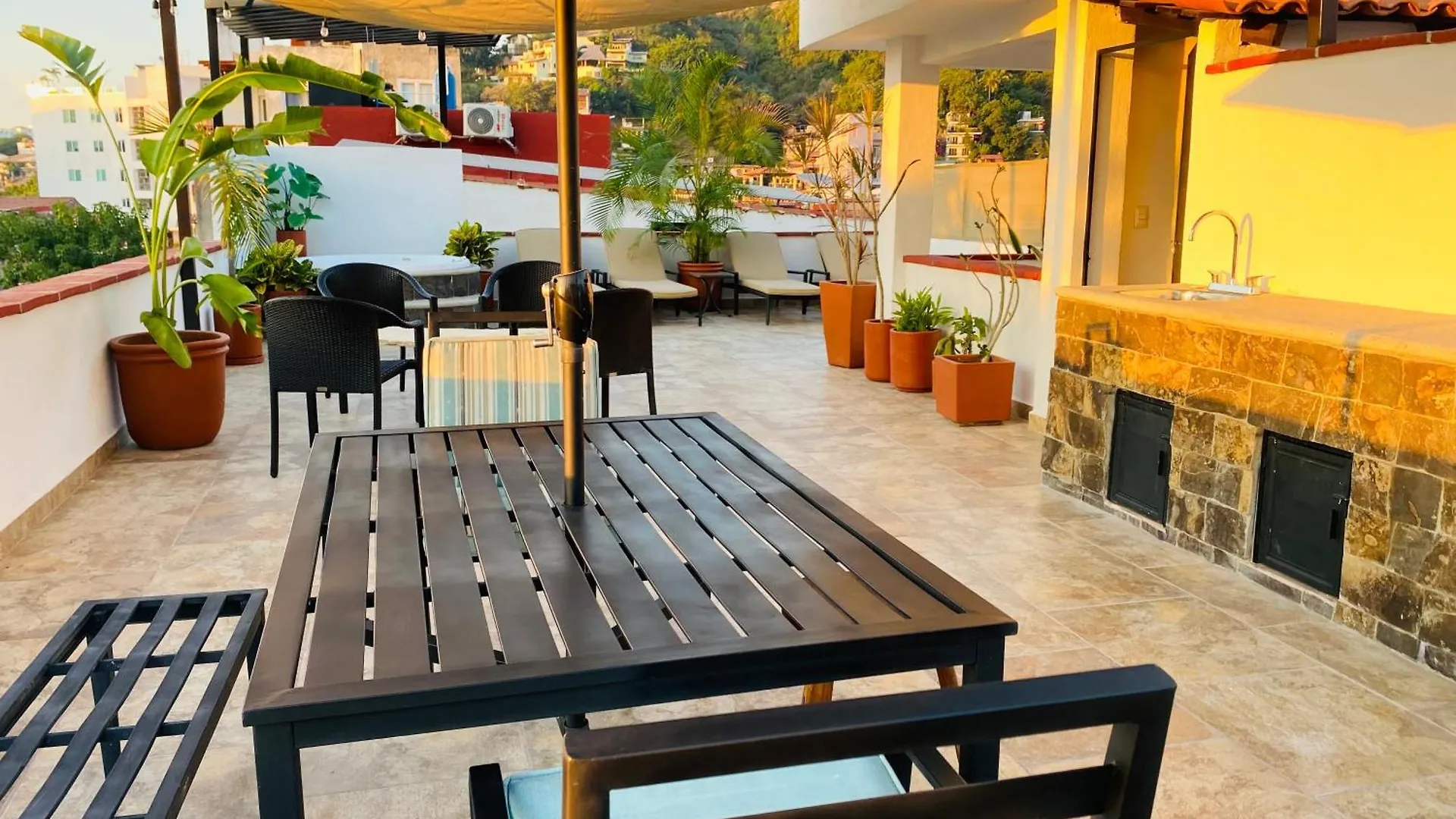 Apartments 6 Blocks To Beach, Roof Terrace With Spa Tub & Bbq プエルトバラータ